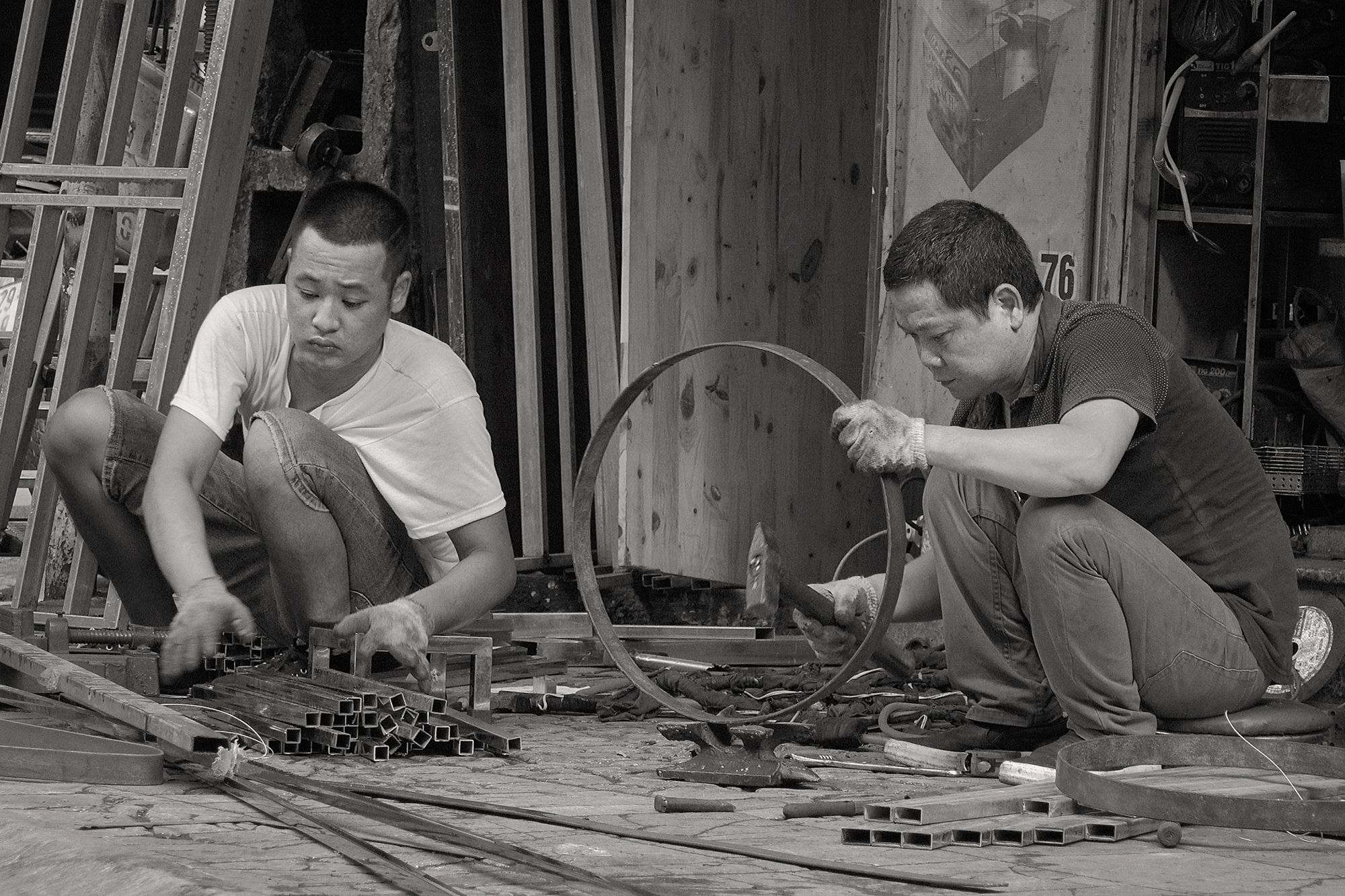 Christoph Radke, Vietnam, Hanoi, Metallhandwerker am Straßenrand